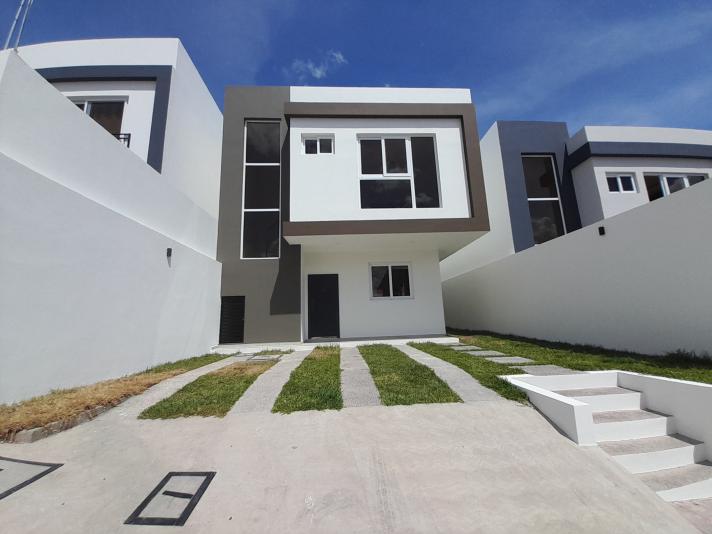 Este Alquiler Casa Altos del Cimarr&oacute;n cuenta con lo siguiente: Circuito cerrado 3 habitaciones con closet 2.5 ba&ntilde;os Sala-comedor Cocina amueblada Desayunador Patio Calentador de agua Lavander&iacute;a Cisterna Garaje para 2 veh&iacute;culos No deje pasar la oportunidad de vivir en una propiedad que equilibra funcionalidad, seguridad y calidad de vida en cada detalle a un precio de $ 1,200.00.